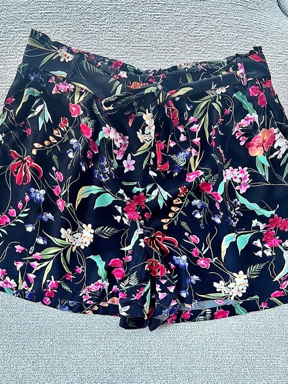 AMISU Floral High Waist Shorts in Black & Pink Size 14 Like New